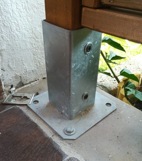 PORTA PALO PER PAVIMENTO 60 X 60 MM