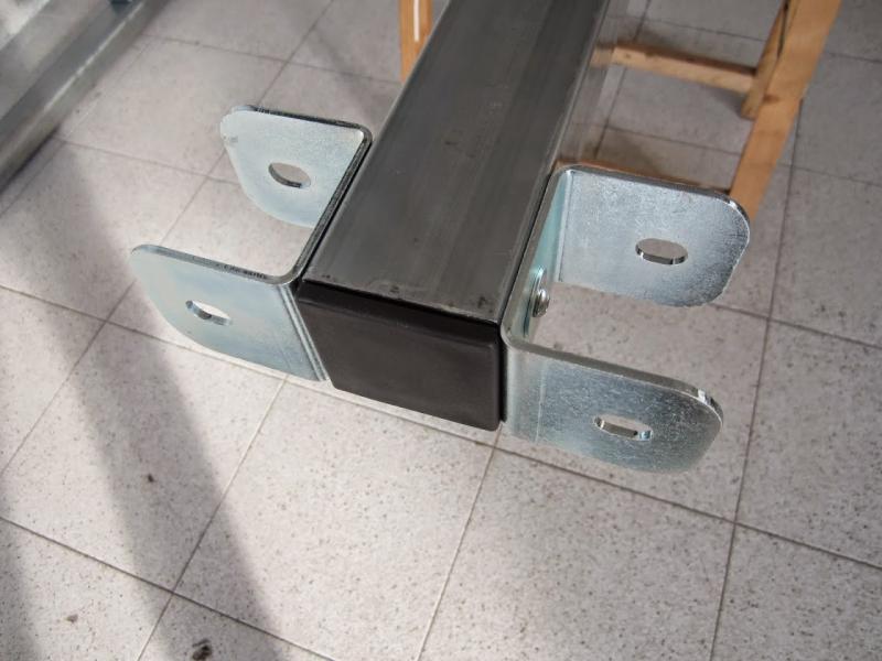 Particolare profilo con staffe montate