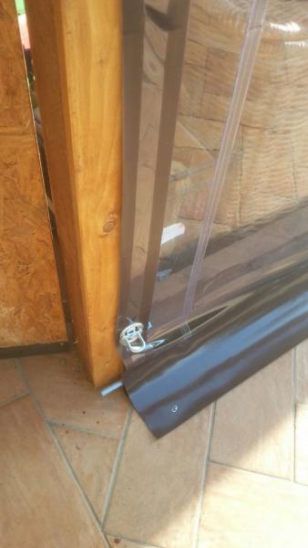 BORDO MARRONE E GANCIO SU PILASTRO IN LEGNO