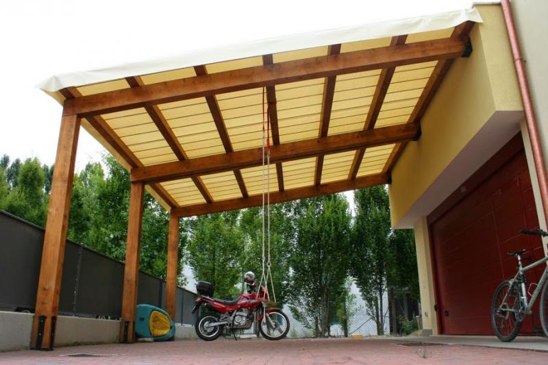 STRUTTURA IN LEGNO CON TELONE DI COPERTURA
