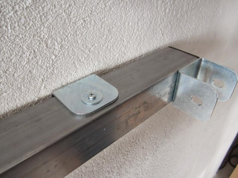 Particolare con profilo a muro con staffe