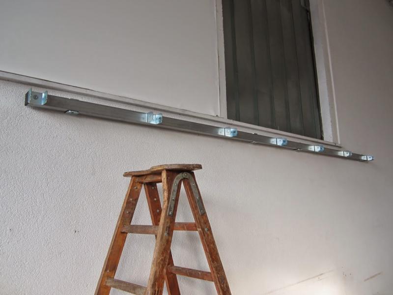 Profilo con staffe a muro
