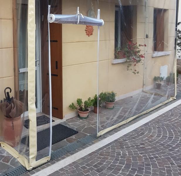 Particolare porta con cerniere a zip